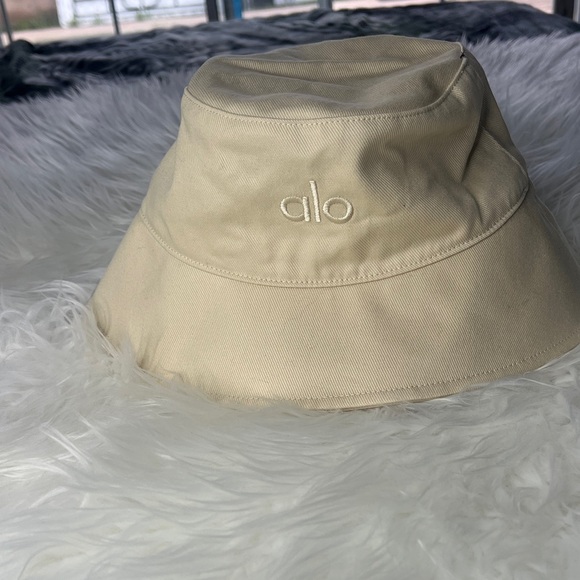 ALO Yoga Fresh Linen Bucket Hat - Picture 3 of 5
